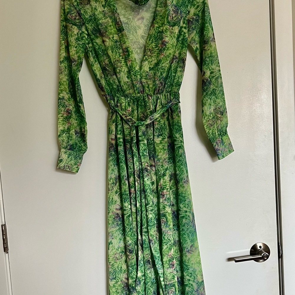 Cut out- V neckline maxi dress